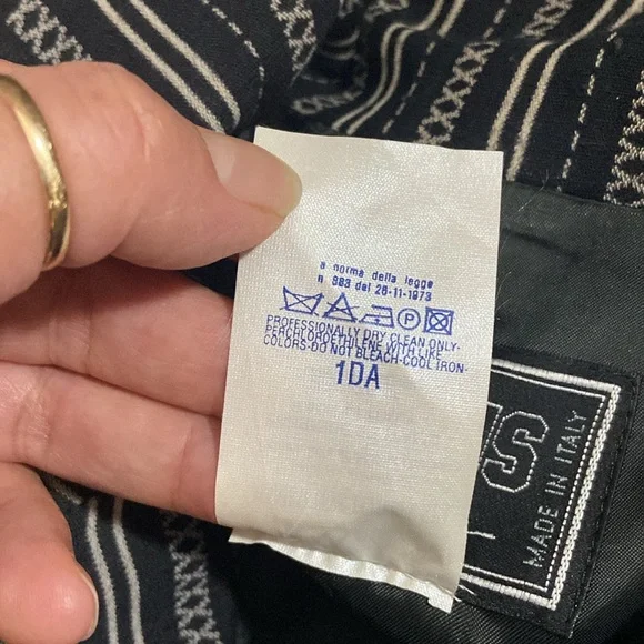 Beautiful, vesace blazer, no lowballs - Picture 10 of 12